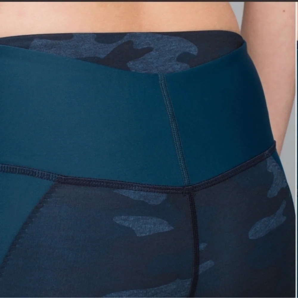 Lululemon Camo Leggings - Clip-in Crop - Alberta Lake Navy Blue - sz 4